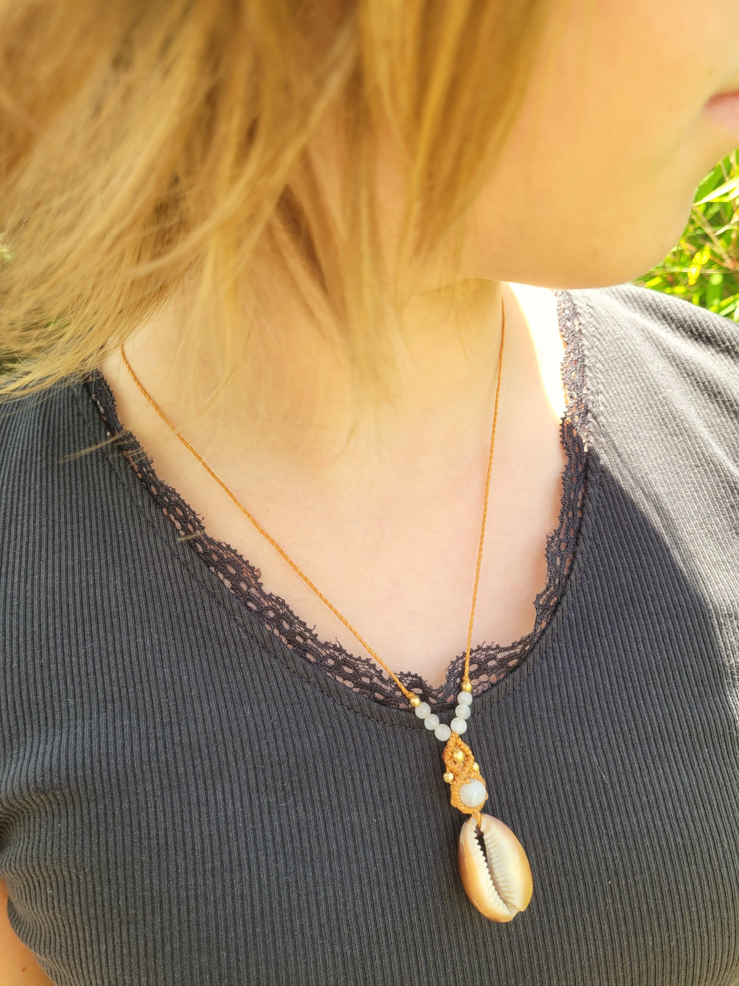 Muschelkette Kauri-Mondstein Caramel