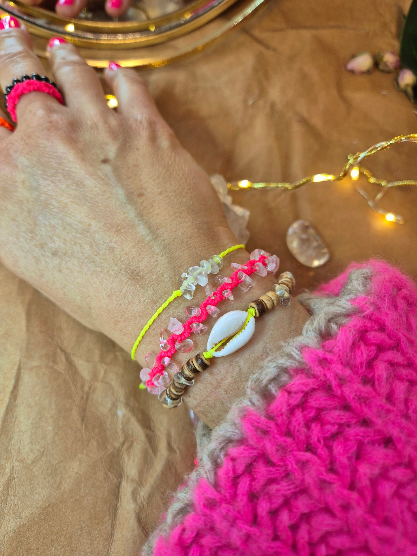 CRYSTAL WAVES - Makrameearmband mit Bergkristall-Splittern