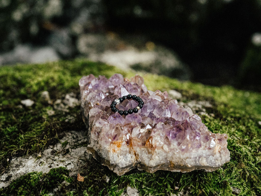 Onyx-Ring mit Bergkristallkugel Gold