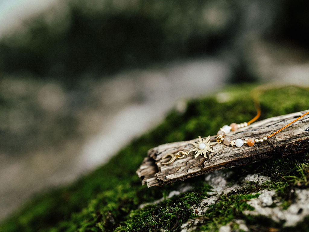 Soluna Kette aus handgefertigten Edelsteinen, designed für Harmonie und Energie – exklusiver Schmuck von Meine Welt ist Rosa.