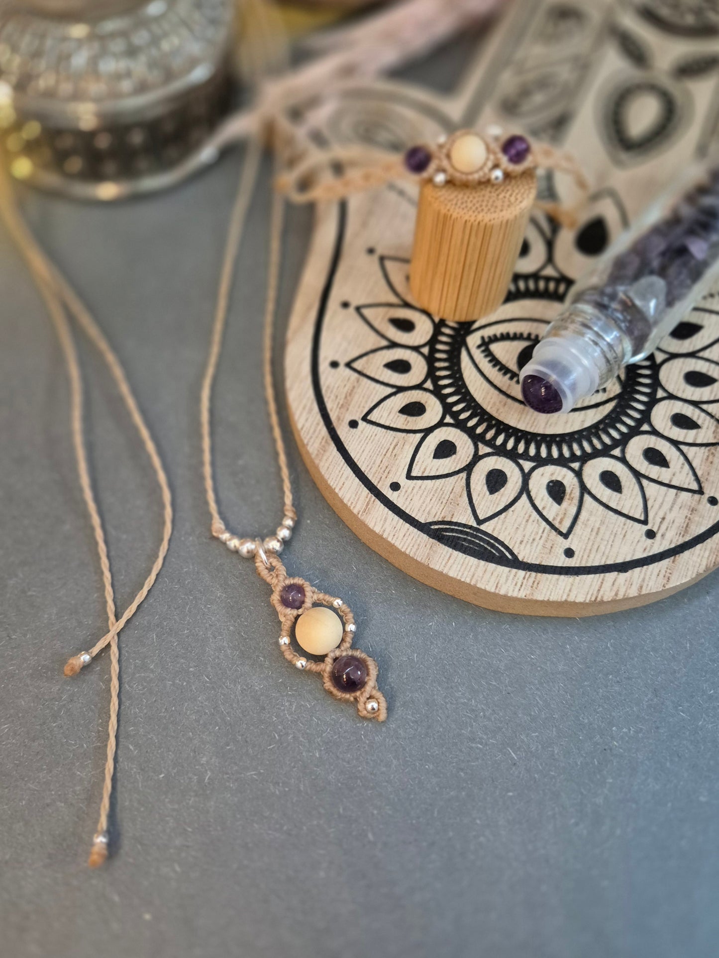amethyst-duftschmuck-aromazeug-aromaöle-aromatherapie-zedernholzperlen-holzperlen-makramee-linhasita-meineweltistrosa.com