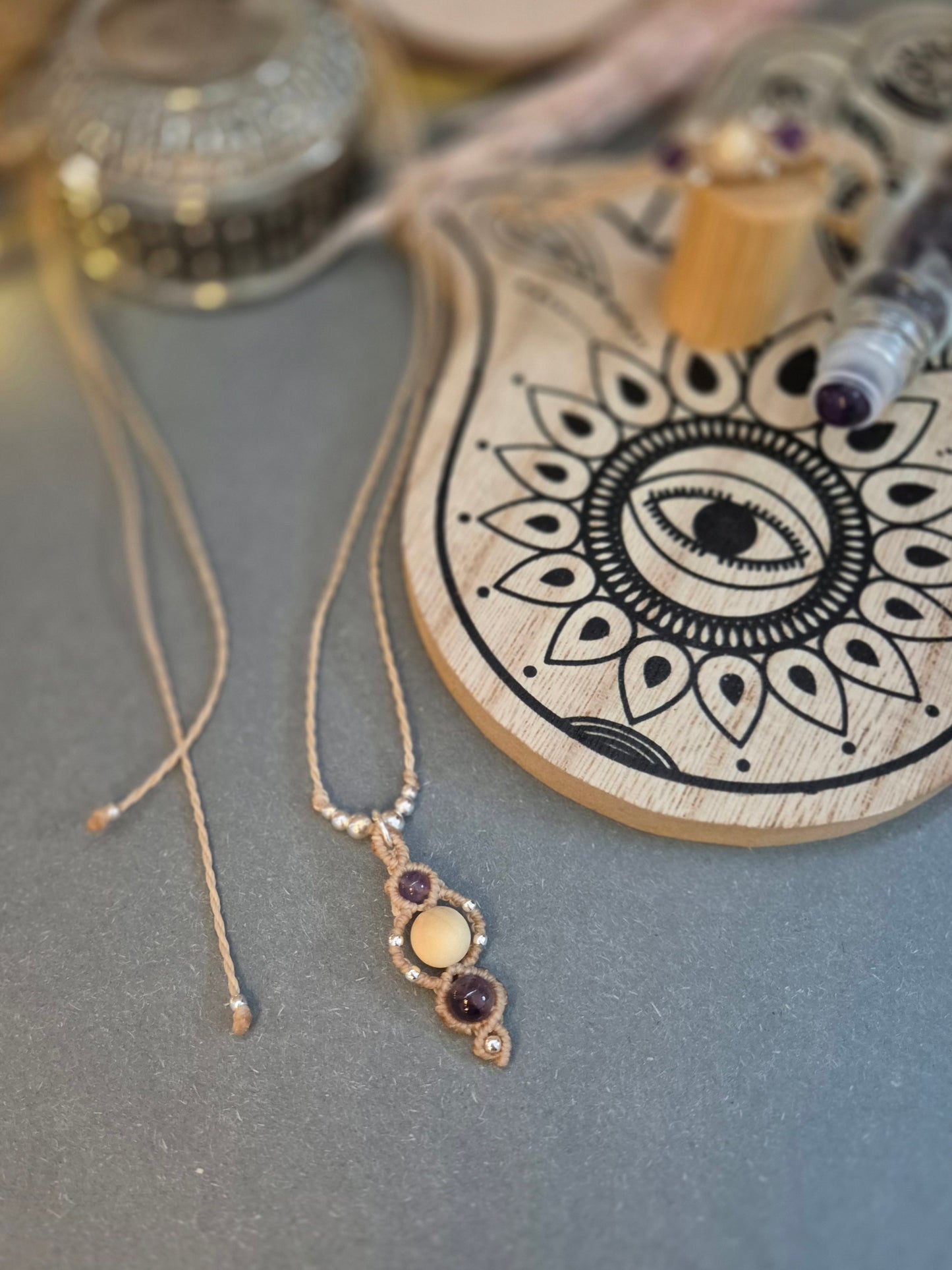 amethyst-duftschmuck-aromazeug-aromaöle-aromatherapie-zedernholzperlen-holzperlen-makramee-linhasita-meineweltistrosa.com
