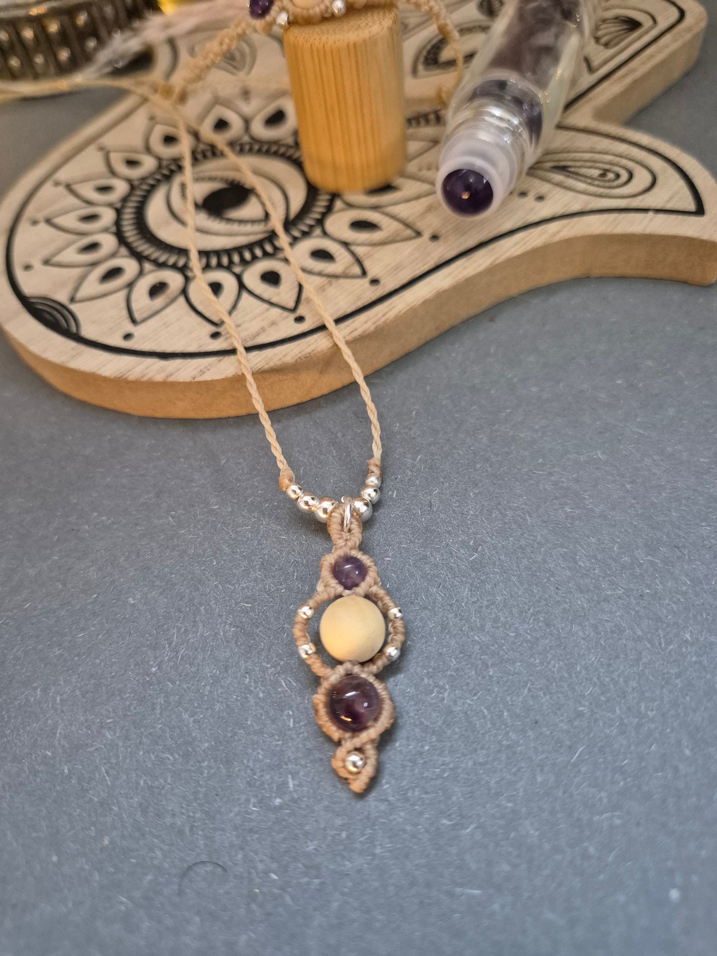 amethyst-duftschmuck-aromazeug-aromaöle-aromatherapie-zedernholzperlen-holzperlen-makramee-linhasita-meineweltistrosa.com