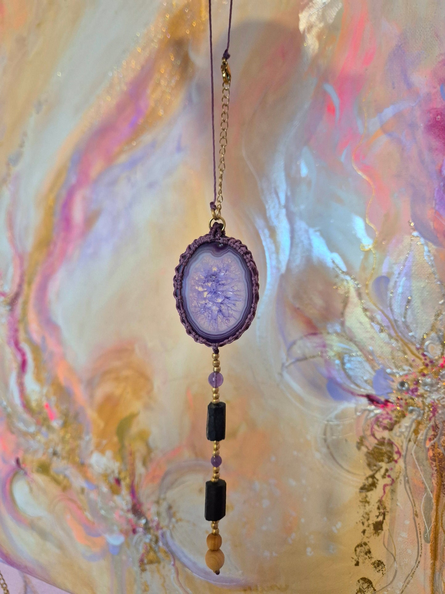 Autospiegel Anhänger mit eingefasster Achatscheibe, Amethyst, rohem Turmalin und Zedernholz Diffuserperlen als Schutzbegleiter fürs Auto