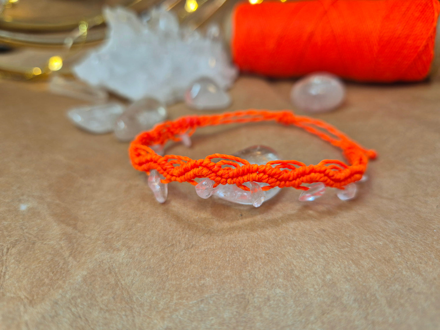 🚚 CRYSTAL WAVES - Makrameearmband mit Bergkristall-Splittern