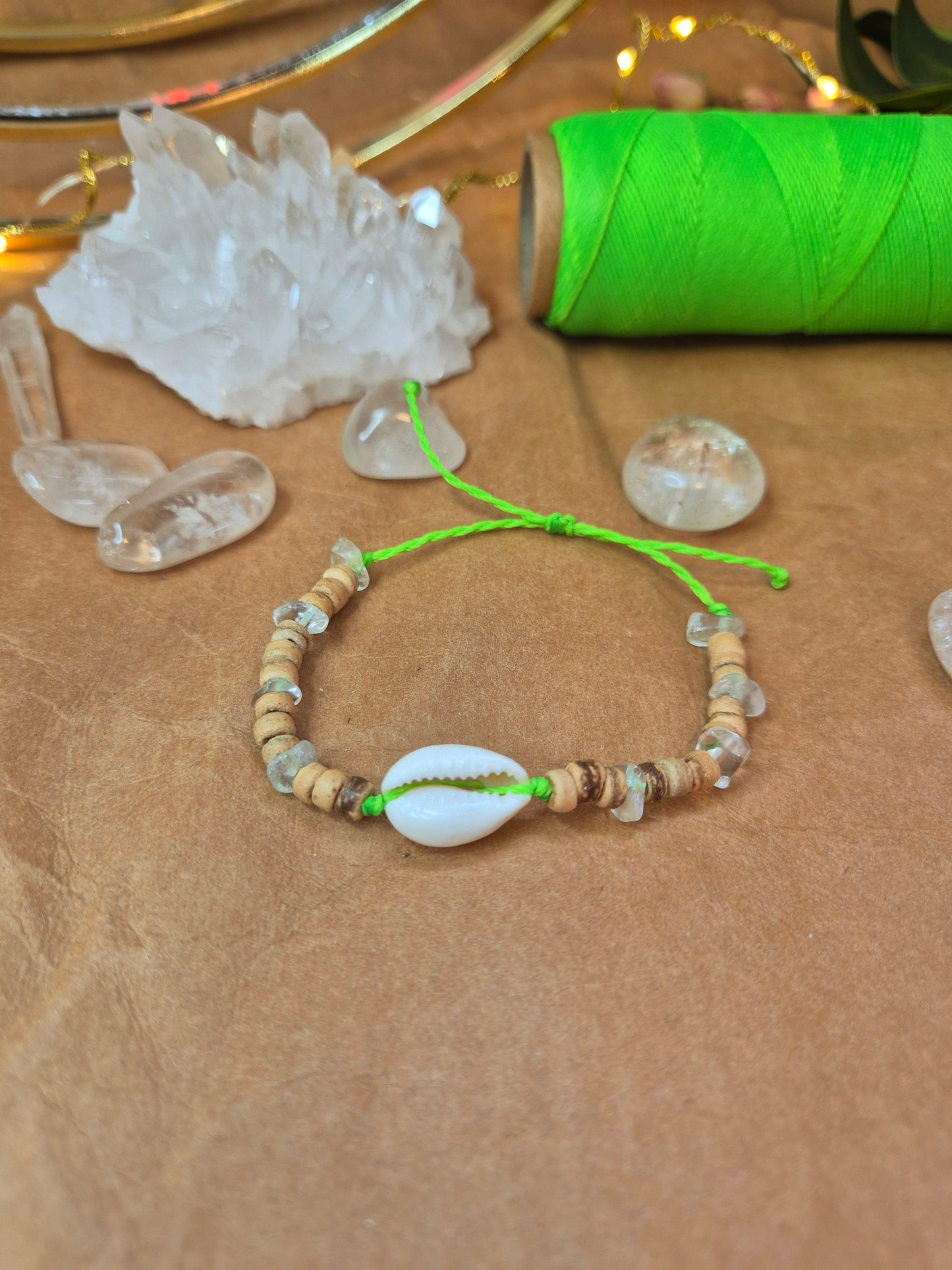 🚚 CRYSTAL WAVES - Armband mit Kokosnussperlen, Kaurimuschel & Bergkristall