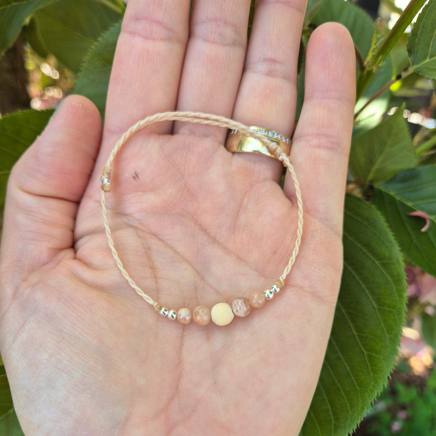 Body Diffuser Armband „Weiblichkeit“ – mit Zedernholzperle Natur-Silber