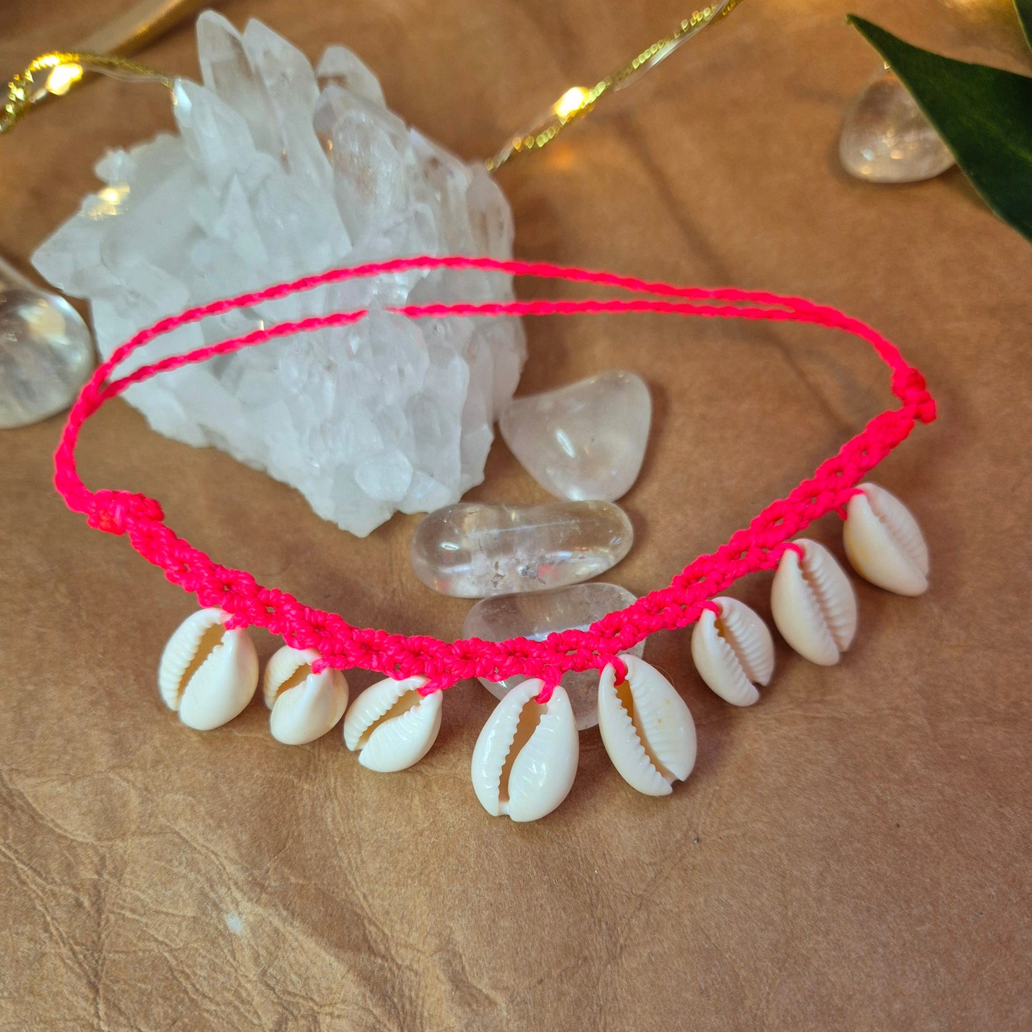 CRYSTAL WAVES - Fußkettchen mit Kaurimuscheln