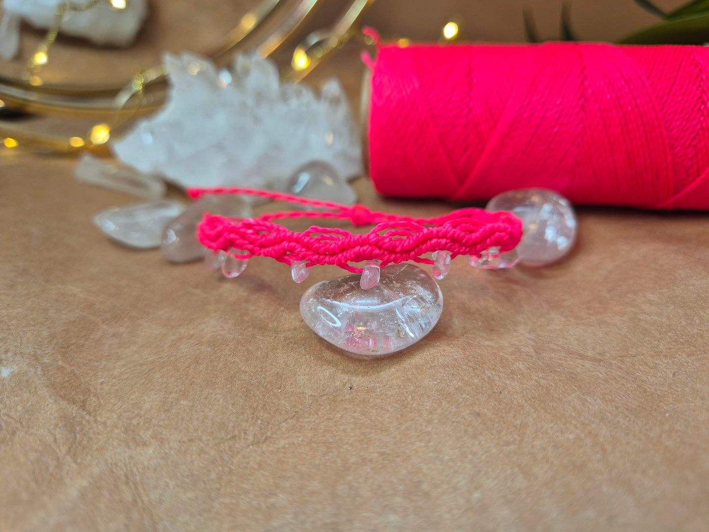 🚚 CRYSTAL WAVES - Makrameefußkettchen mit Bergkristall-Splittern