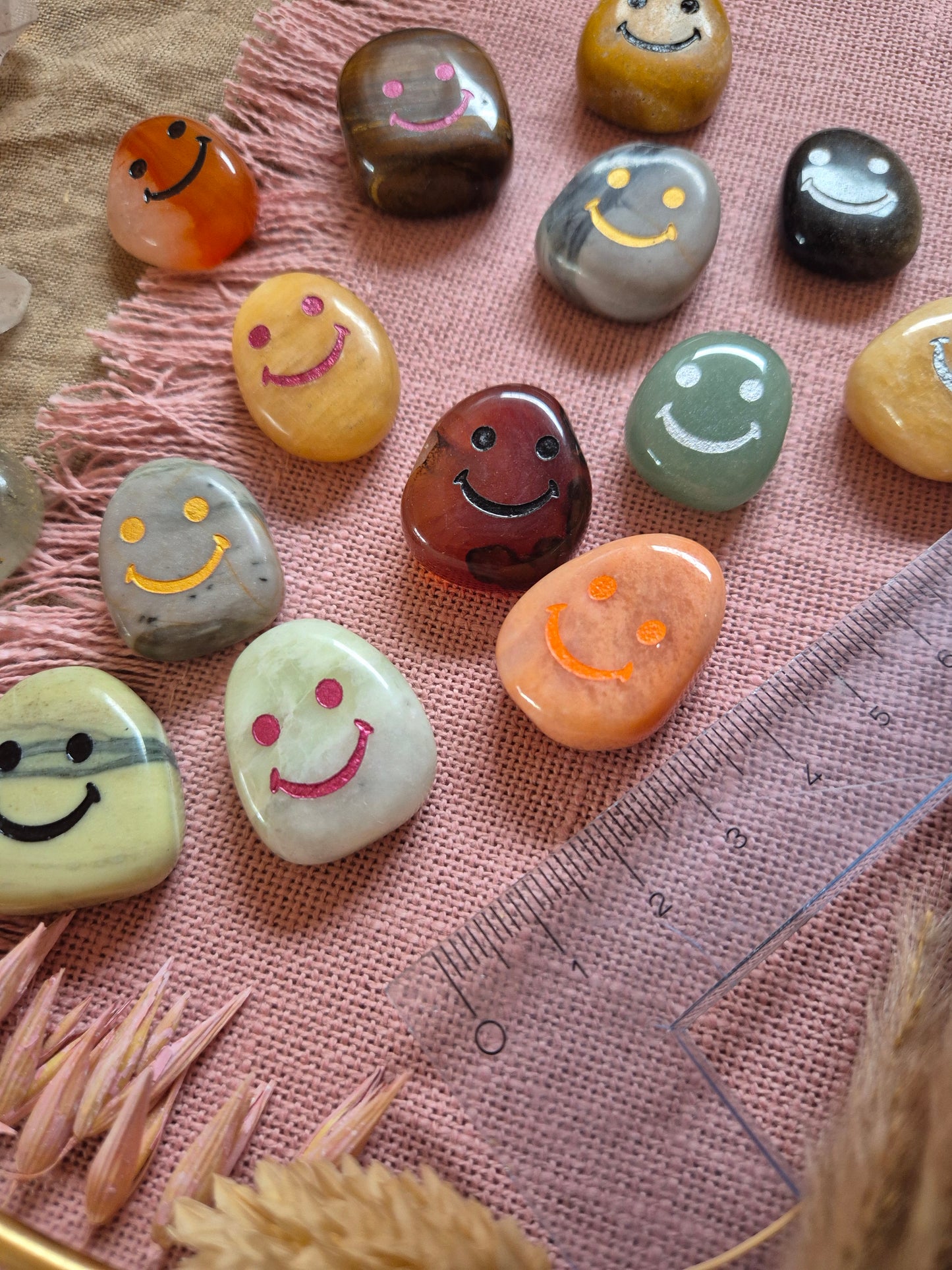 Schmunzelstein Trommelstein mit Smiley – intuitiv ausgewählter Edelstein Glücksbringer für gute Laune und positive Energie