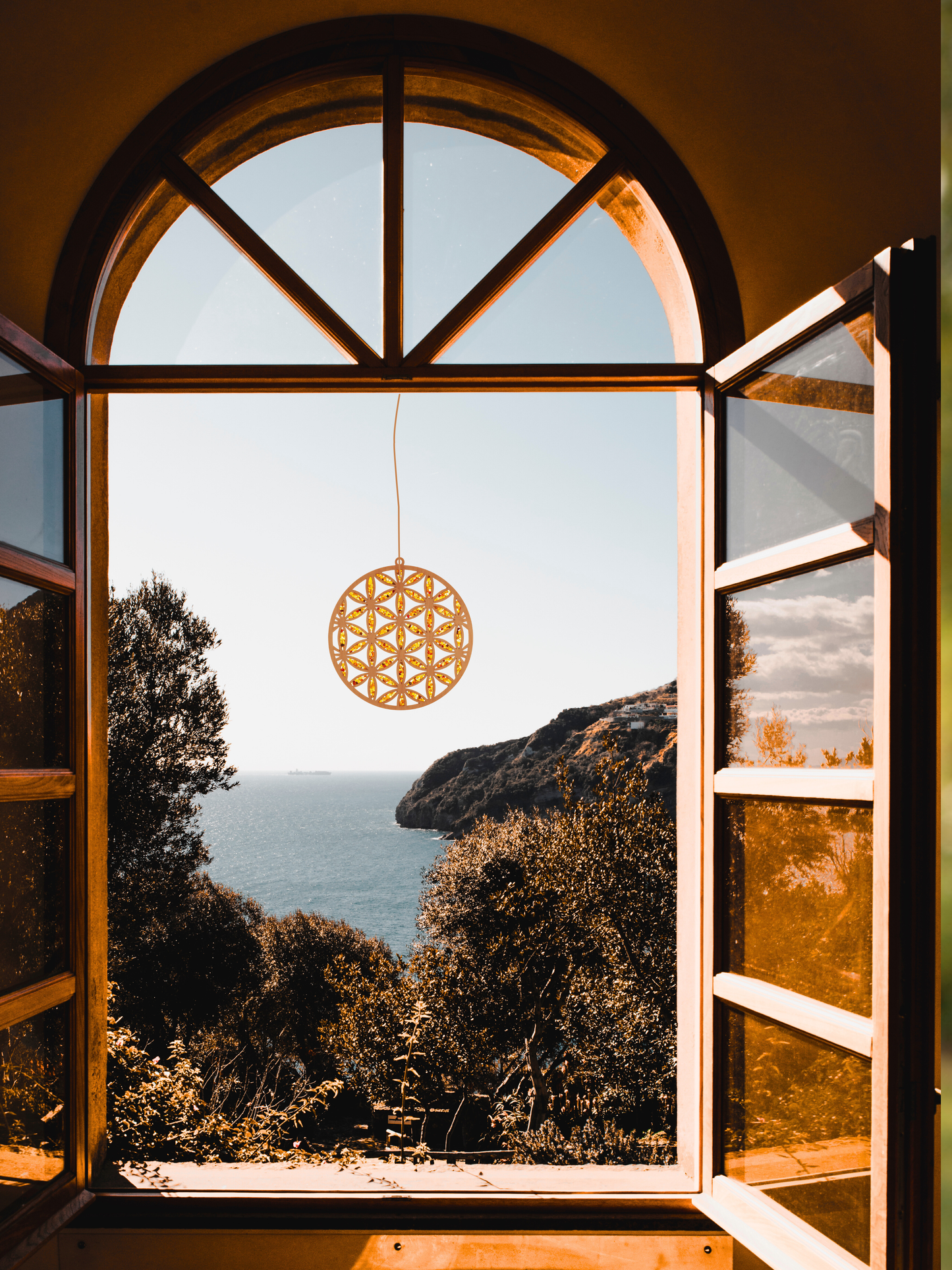 Suncatcher aus echtem Bernstein in Birkenholz mit Magneten und Öse, 11 cm Durchmesser, leuchtend im Sonnenlicht