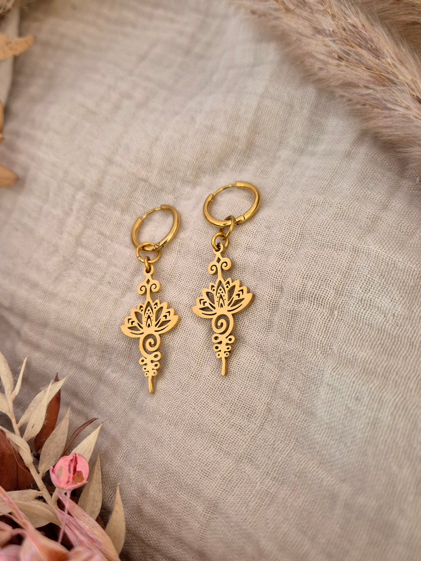 Klassische Lotus Creolen Ohrringe aus hochwertigem Stainless Steel in Silber, wasserfester Schmuck für Damen.