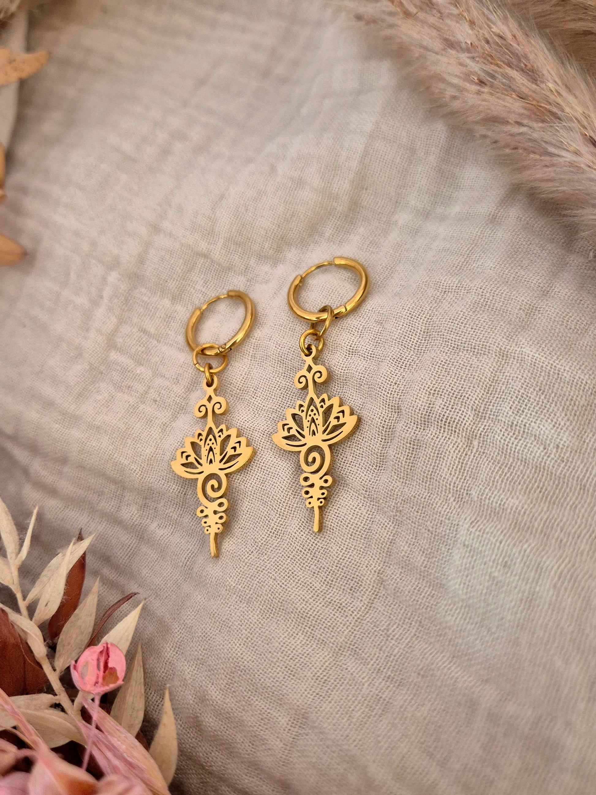 Klassische Lotus Creolen Ohrringe aus hochwertigem Stainless Steel in Silber, wasserfester Schmuck für Damen.