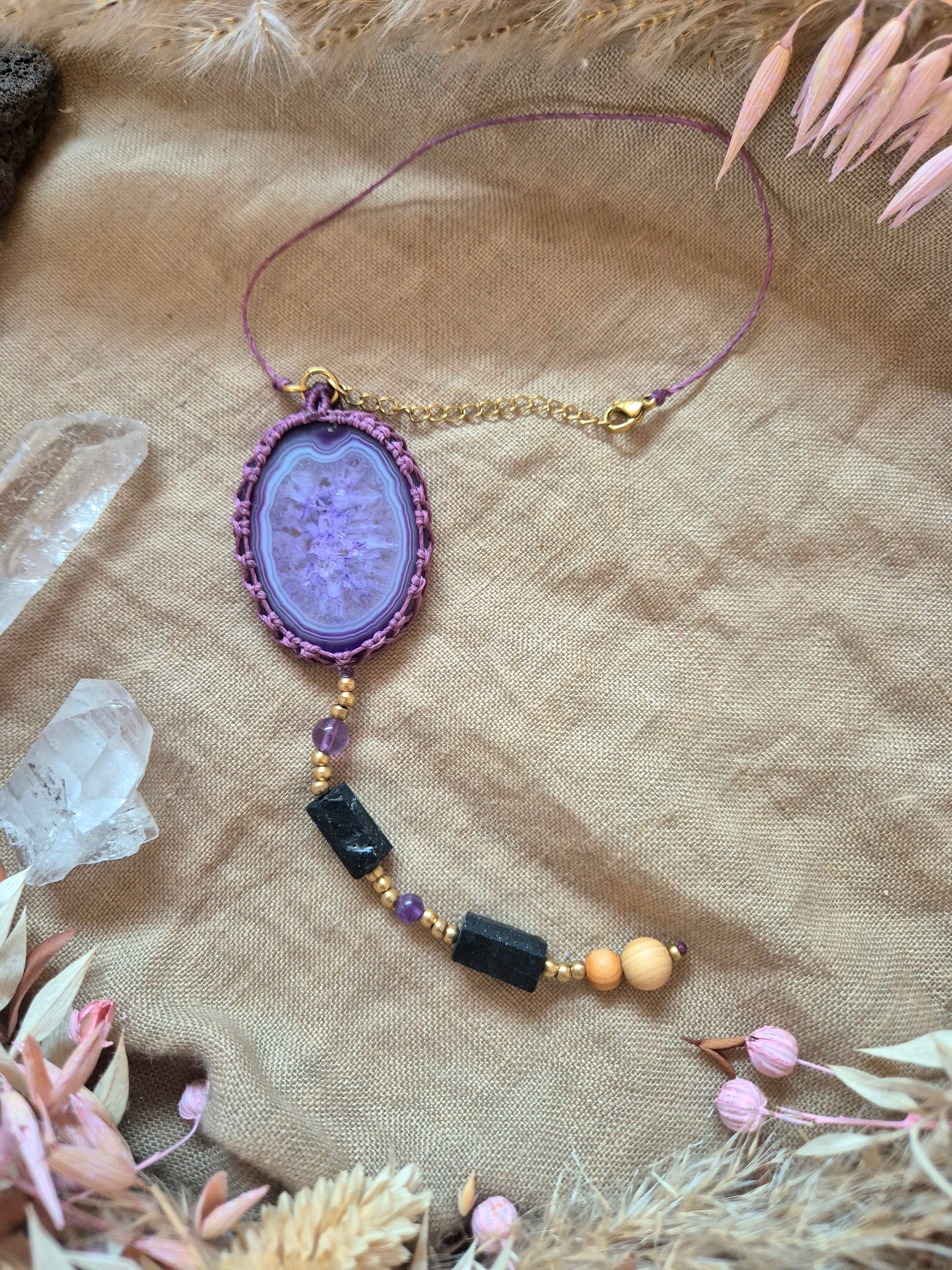 Autospiegel Anhänger mit eingefasster Achatscheibe, Amethyst, rohem Turmalin und Zedernholz Diffuserperlen als Schutzbegleiter fürs Auto