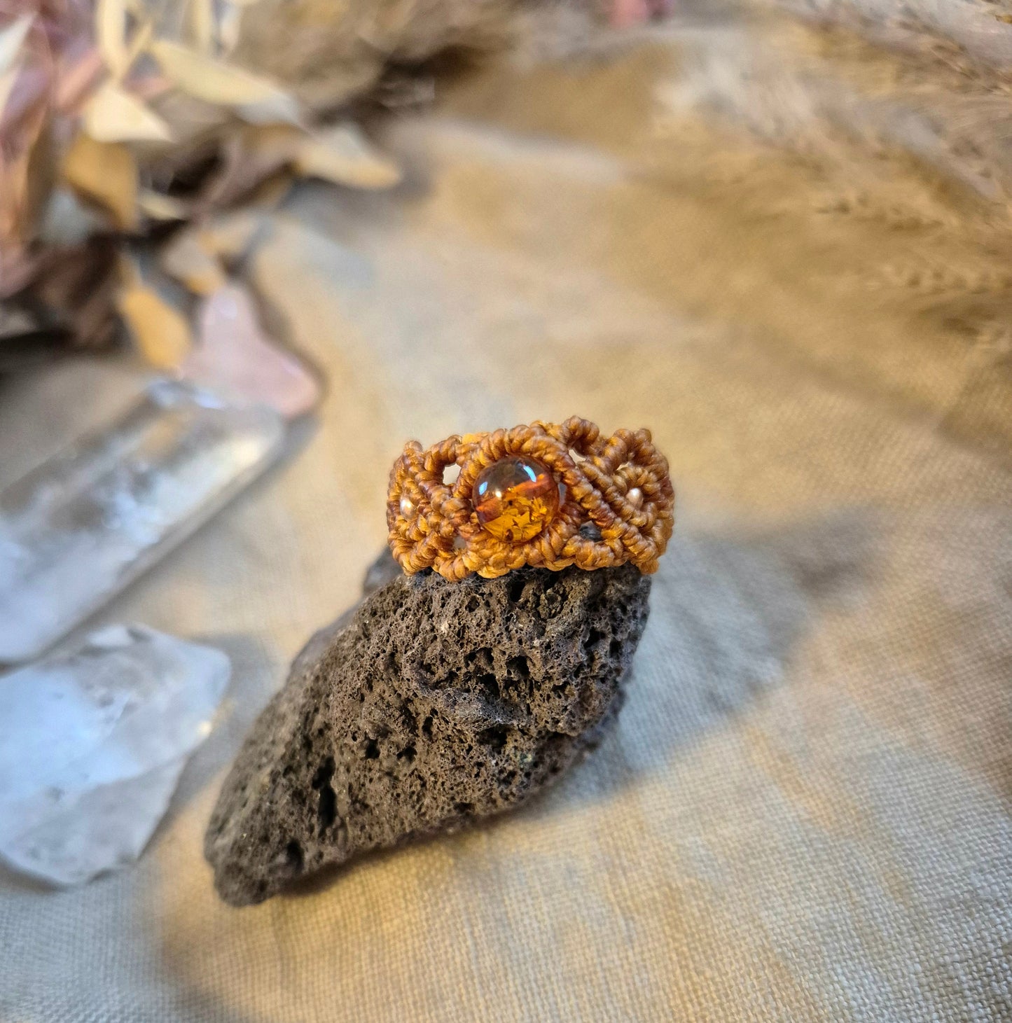 Makrameering mit baltischen Bernstein, ein sonniger Begleiter 