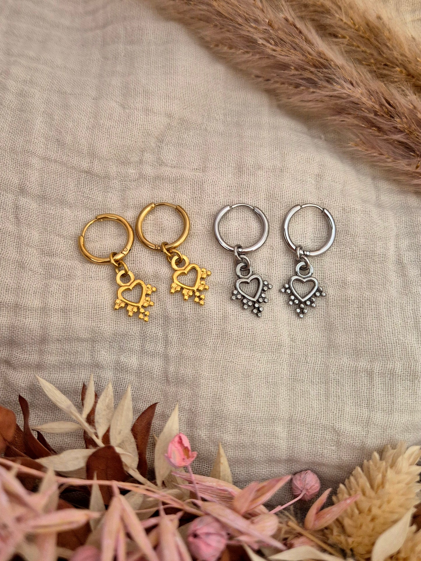 Klassische Herz Creolen Ohrringe aus hochwertigem Stainless Steel in Gold und Silber, wasserfester Schmuck für Damen.