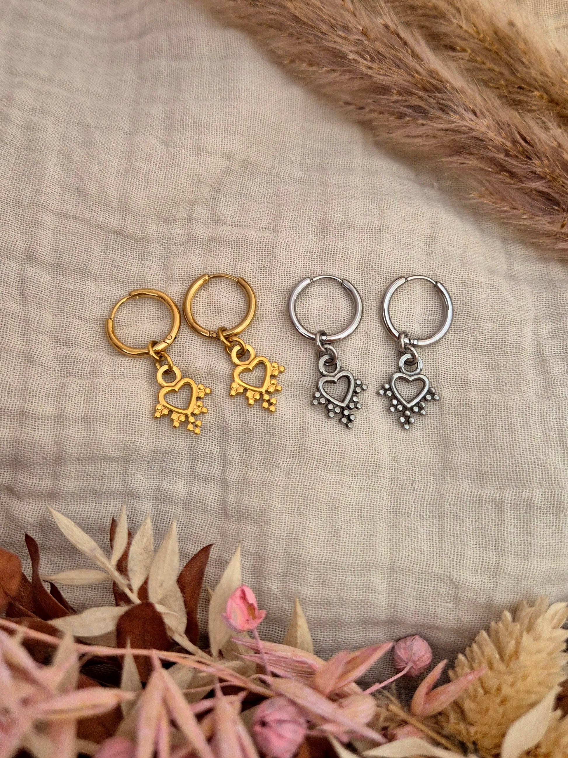 Klassische Herz Creolen Ohrringe aus hochwertigem Stainless Steel in Gold und Silber, wasserfester Schmuck für Damen.