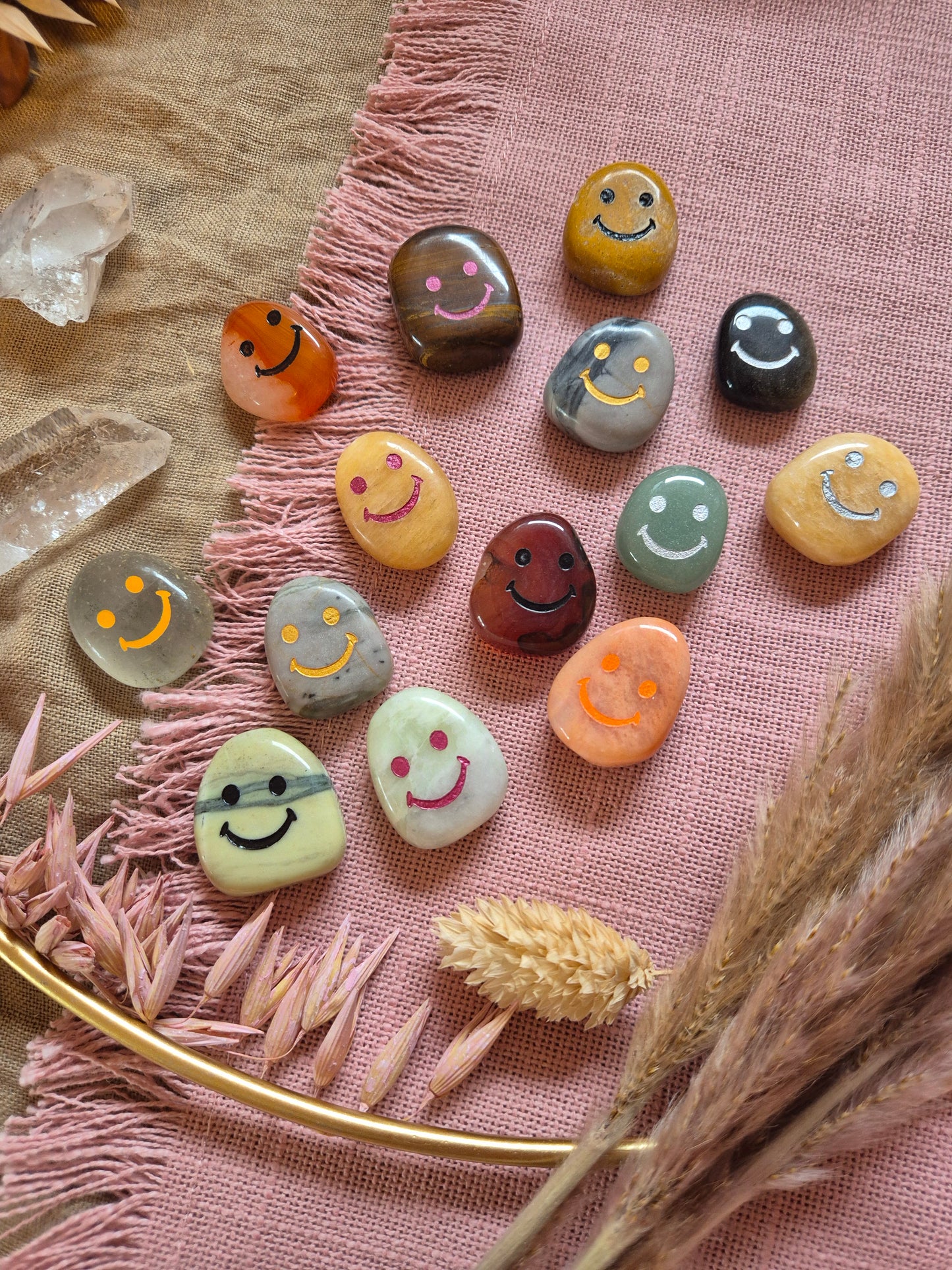 Schmunzelstein Trommelstein mit Smiley – intuitiv ausgewählter Edelstein Glücksbringer für gute Laune und positive Energie
