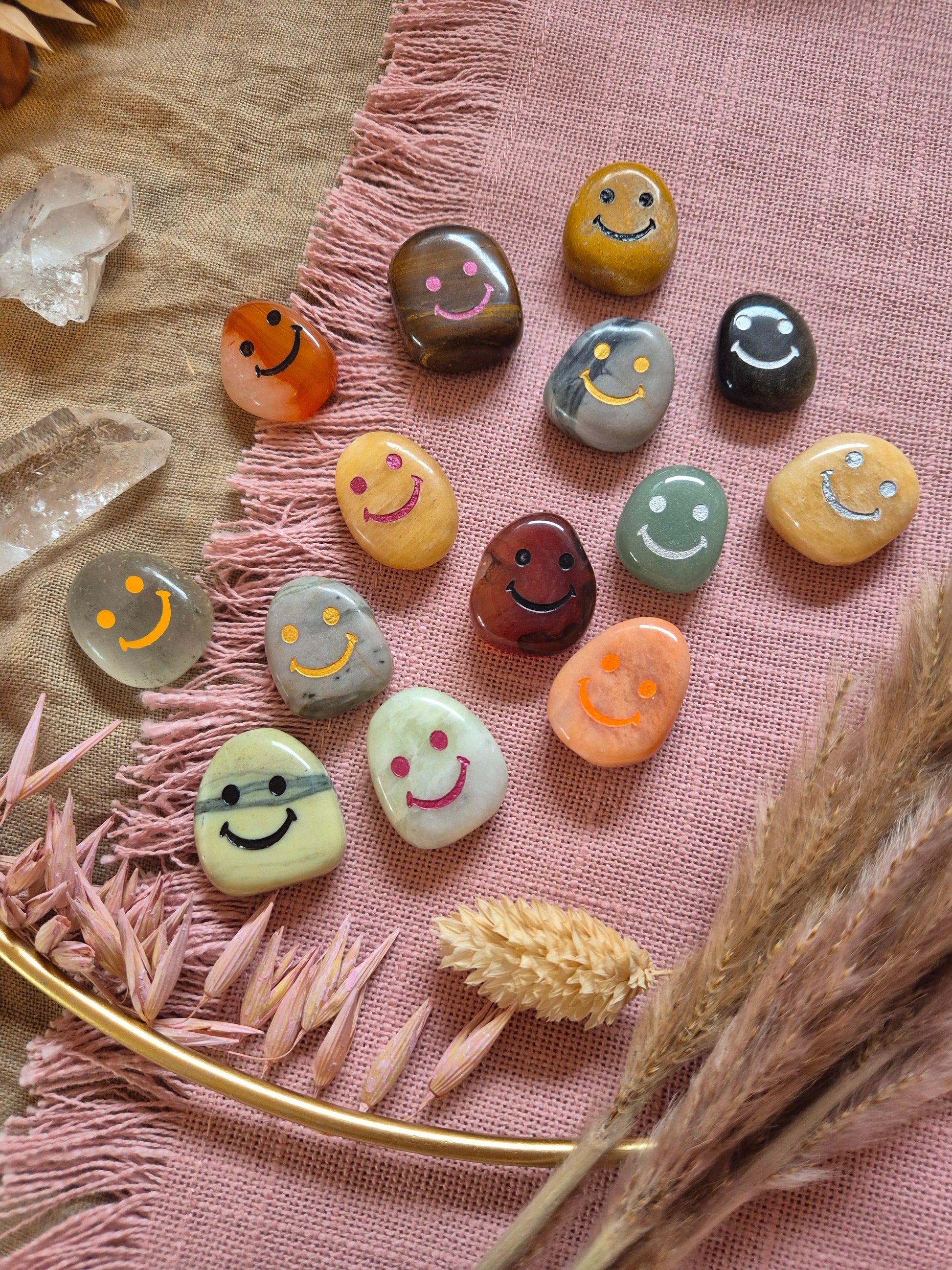 Schmunzelstein Trommelstein mit Smiley – intuitiv ausgewählter Edelstein Glücksbringer für gute Laune und positive Energie
