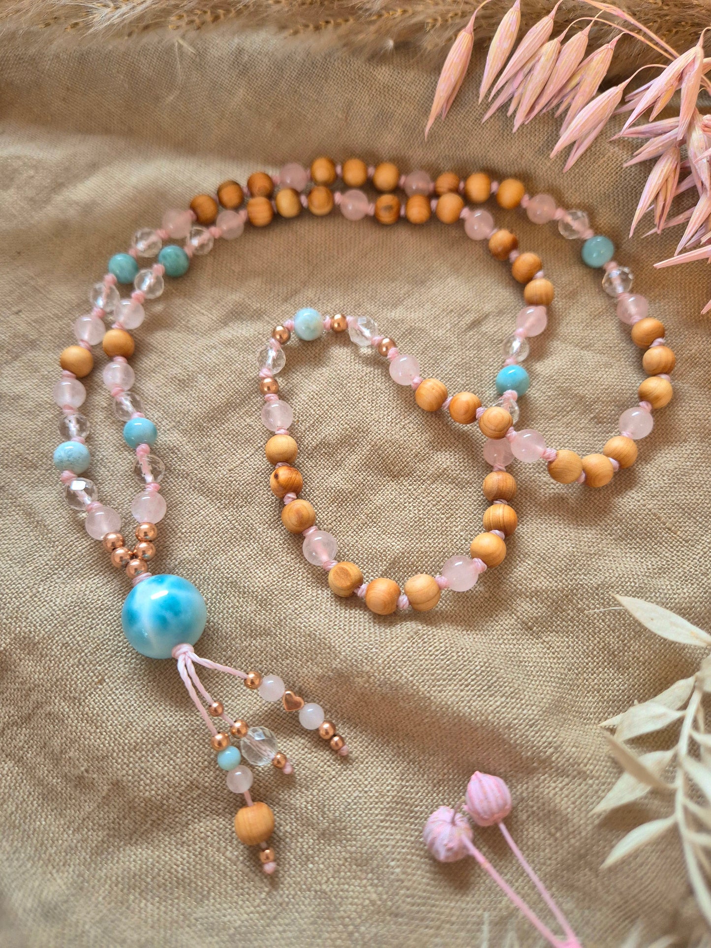 LIEBESLICHT 3/4 Mala für Neubeginn und Selbstliebe mit Rosenquarz, Bergkristall und Larimar, handgeknüpfte Malakette mit Zedernholz und rosévergoldetem Herz