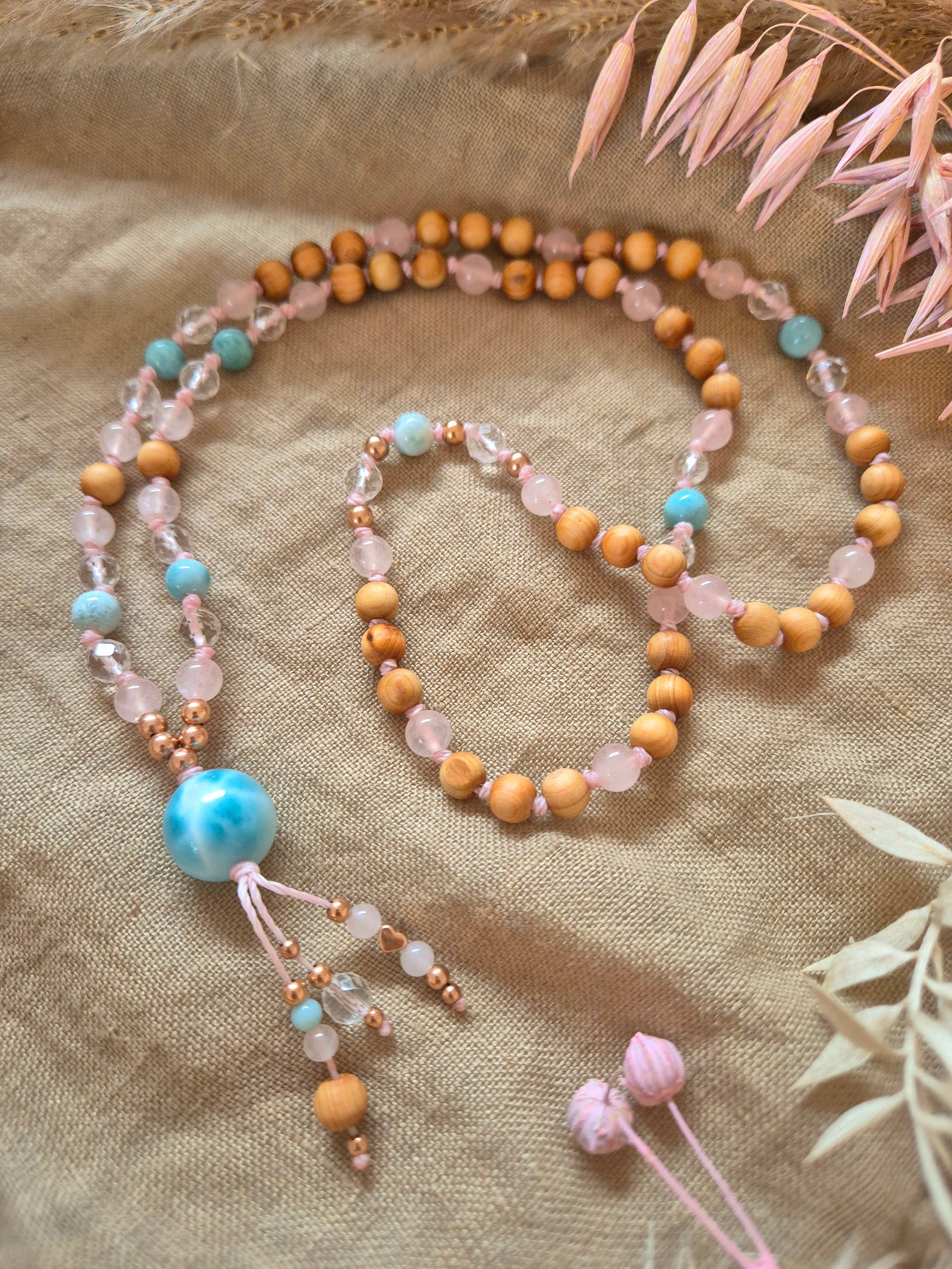 LIEBESLICHT 3/4 Mala für Neubeginn und Selbstliebe mit Rosenquarz, Bergkristall und Larimar, handgeknüpfte Malakette mit Zedernholz und rosévergoldetem Herz