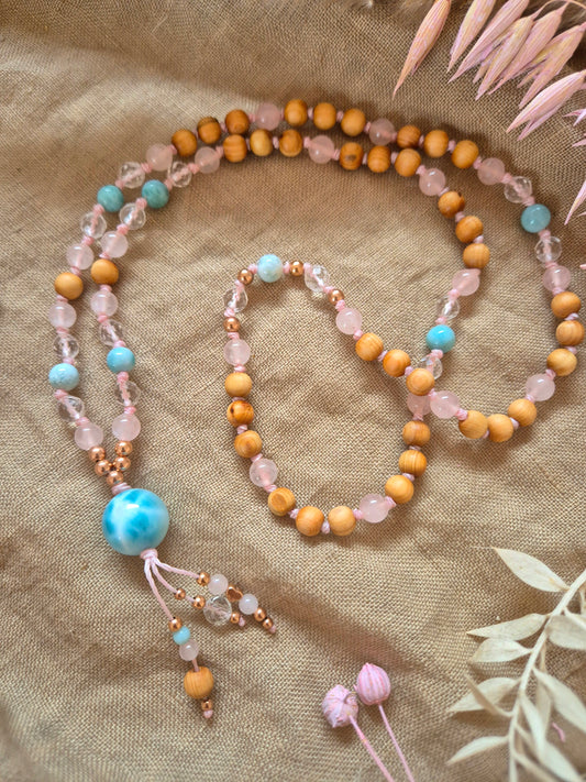 LIEBESLICHT 3/4 Mala für Neubeginn und Selbstliebe mit Rosenquarz, Bergkristall und Larimar, handgeknüpfte Malakette mit Zedernholz und rosévergoldetem Herz
