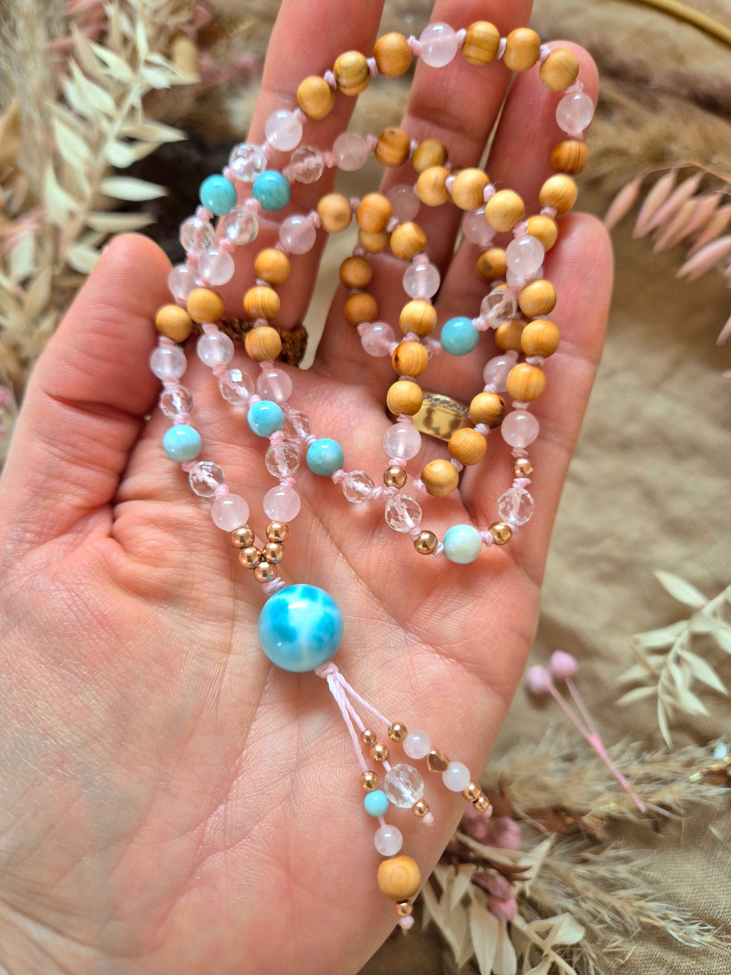 LIEBESLICHT 3/4 Mala für Neubeginn und Selbstliebe mit Rosenquarz, Bergkristall und Larimar, handgeknüpfte Malakette mit Zedernholz und rosévergoldetem Herz