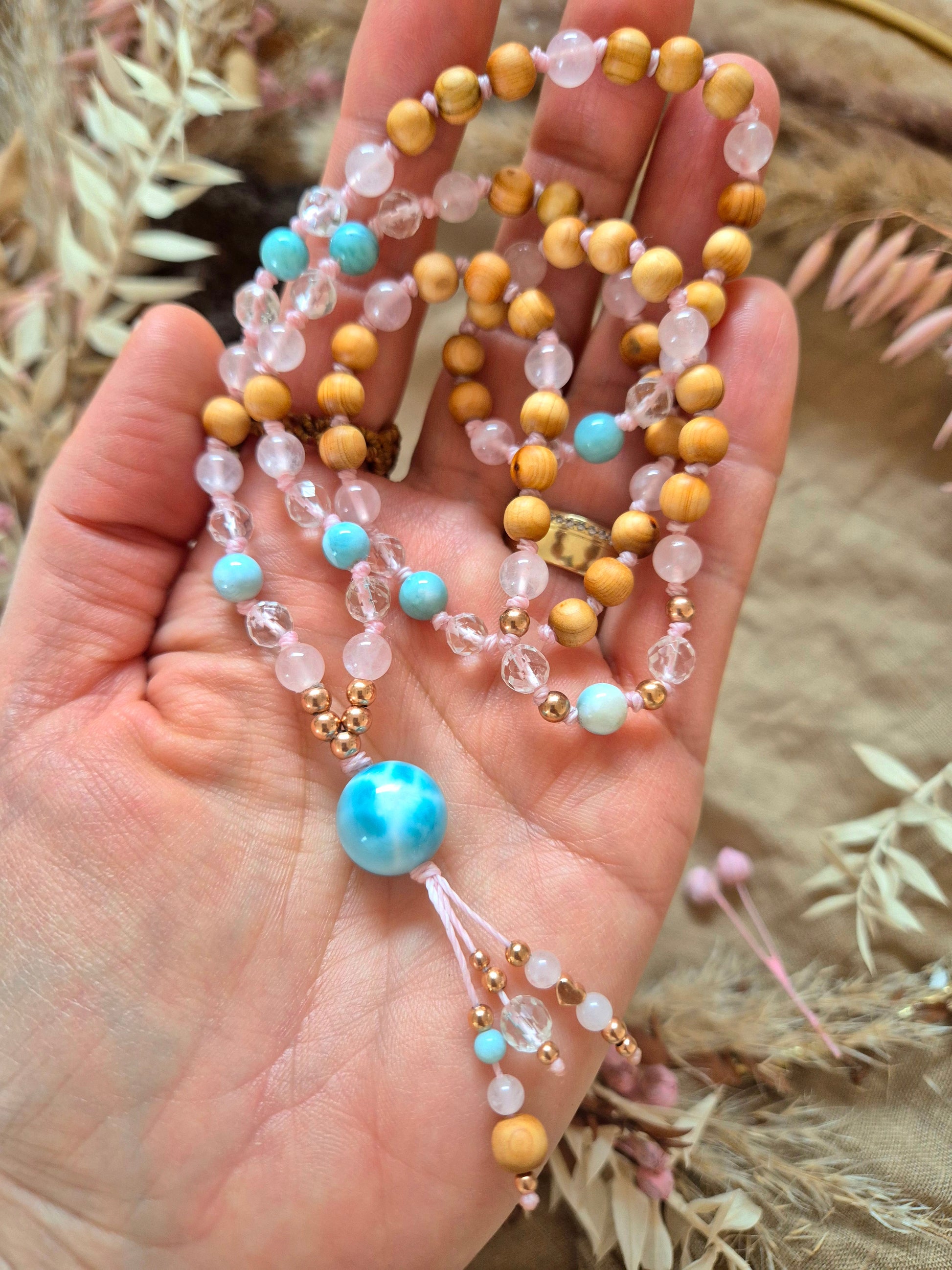 LIEBESLICHT 3/4 Mala für Neubeginn und Selbstliebe mit Rosenquarz, Bergkristall und Larimar, handgeknüpfte Malakette mit Zedernholz und rosévergoldetem Herz