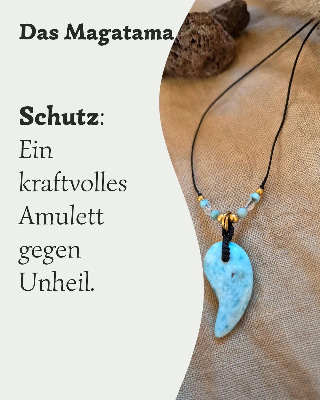 Handgefertigter Magatama-Anhänger aus hellblauem Larimar-Edelstein an einer Makramee-Kette, dekoriert mit kleinen Perlen und als Diffuser für ätherische Öle oder Parfum. Das japanische Symbol für Lebenskraft und Schutz liegt auf einem naturfarbenen Stoffhintergrund neben einem Lavastein. 