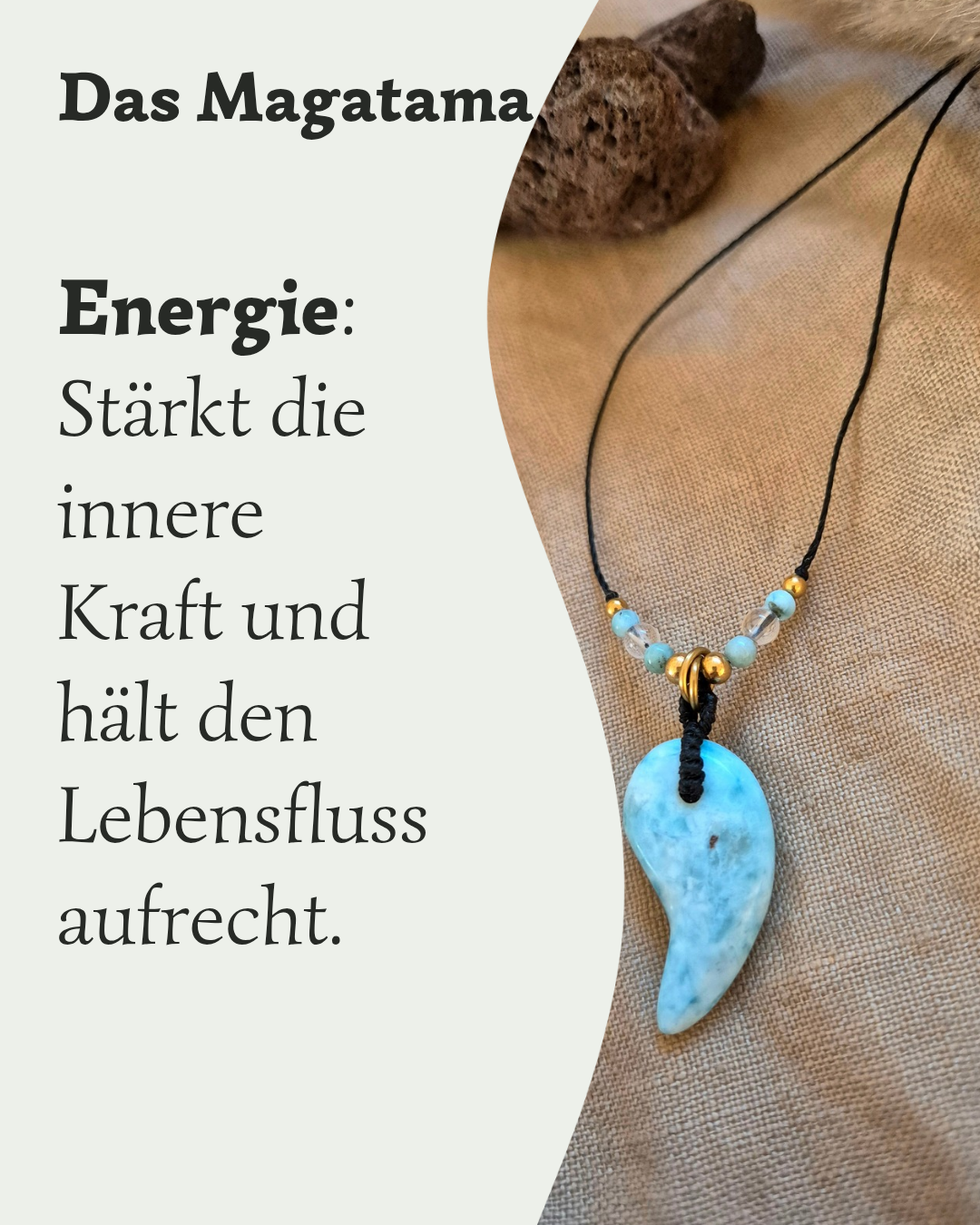 Handgefertigter Magatama-Anhänger aus hellblauem Larimar-Edelstein an einer Makramee-Kette, dekoriert mit kleinen Perlen und als Diffuser für ätherische Öle oder Parfum. Das japanische Symbol für Lebenskraft und Schutz liegt auf einem naturfarbenen Stoffhintergrund neben einem Lavastein. 