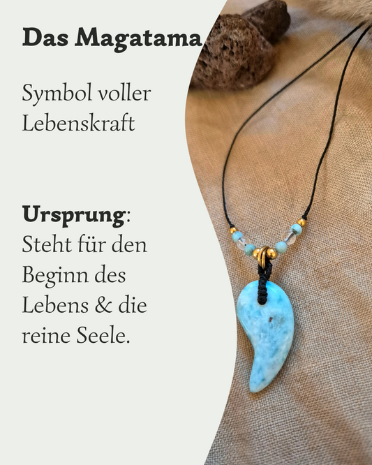 Handgefertigter Magatama-Anhänger aus hellblauem Larimar-Edelstein an einer Makramee-Kette, dekoriert mit kleinen Perlen und als Diffuser für ätherische Öle oder Parfum. Das japanische Symbol für Lebenskraft und Schutz liegt auf einem naturfarbenen Stoffhintergrund neben einem Lavastein. 