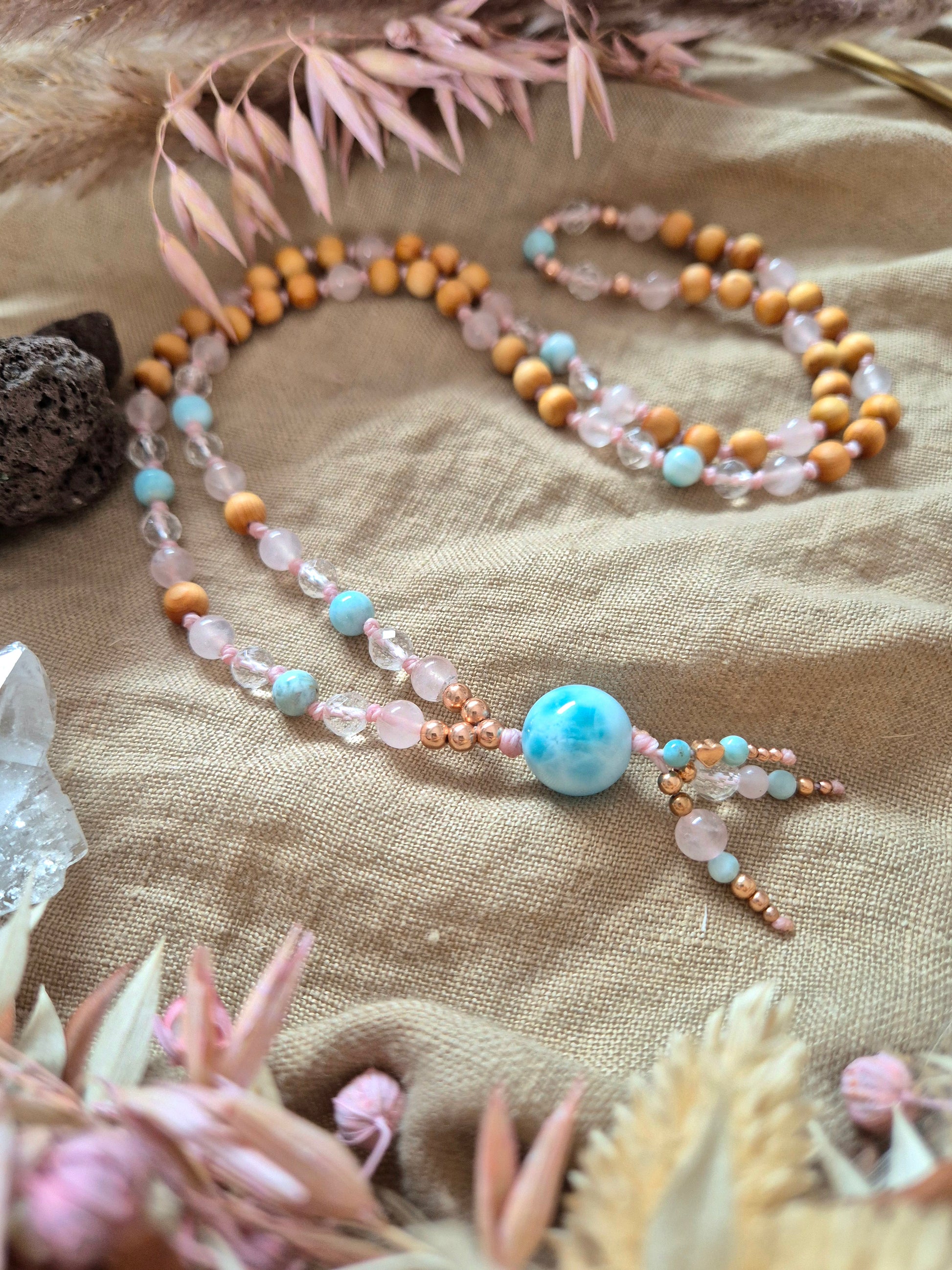 Malakette mit Larimar Rosenquarz und Bergkristall,  Zedernholzperlen als Diffuserperlen für ätherische Öle oder Parfum