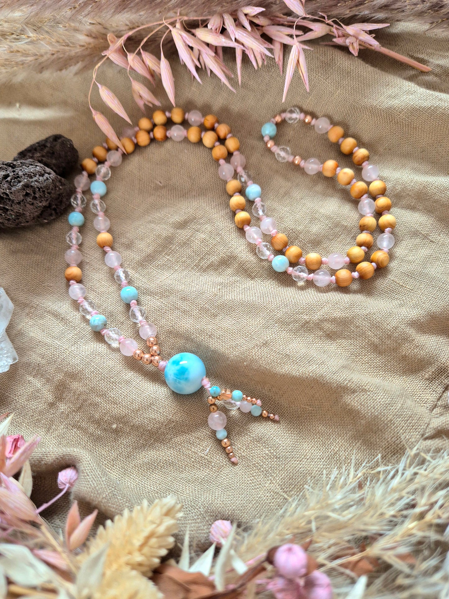 Handgemachte Malakette mit Larimar Rosenquarz und Bergkristall,  Zedernholzperlen als Diffuserperlen für ätherische Öle oder Parfum