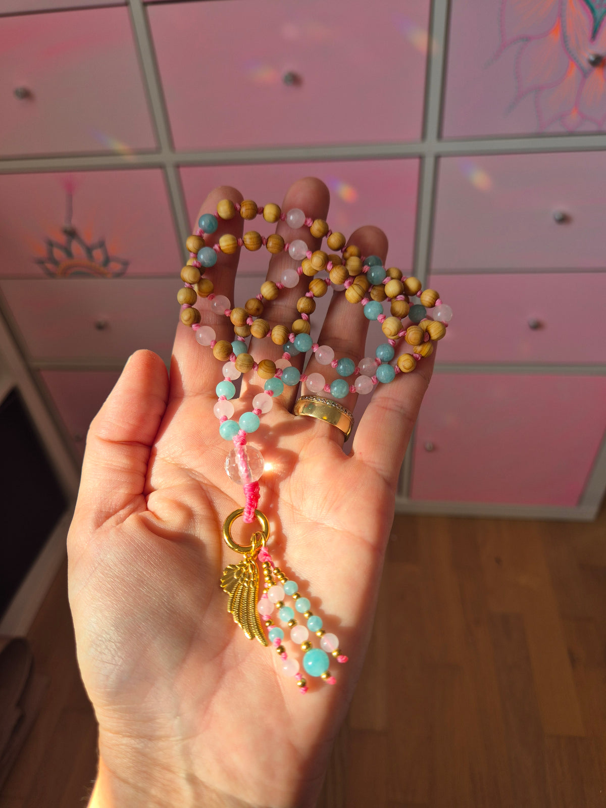 Kurze Mala Kette Fee mit Amazonit, Rosenquarz, Zedernholz und Feenflügel-Anhänger