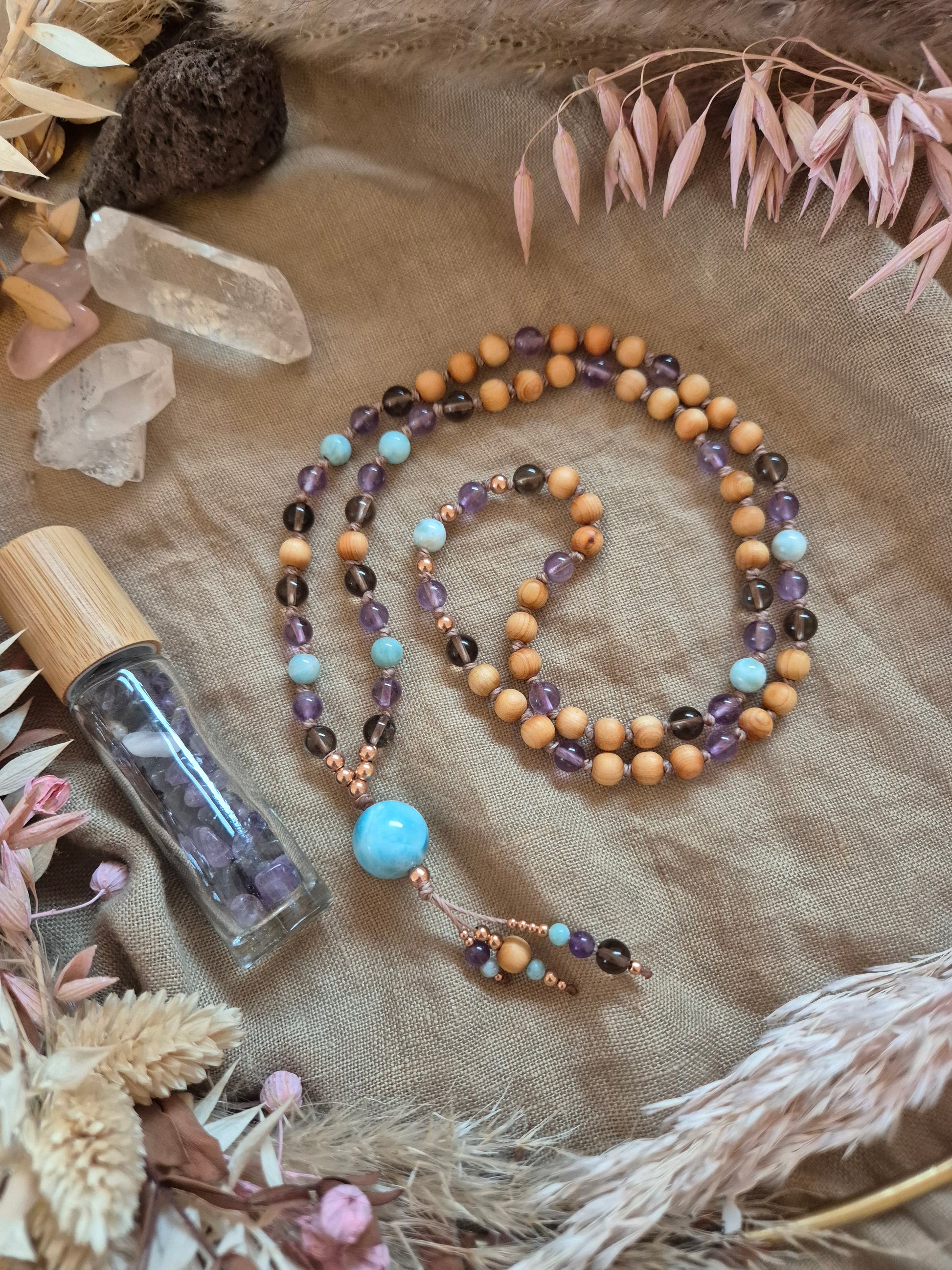 Handgemachte Mala ›Weitblick‹ aus Rauchquarz, Amethyst, Zedernholz und Larimar – für Neuausrichtung, Klarheit und geistige Weite.