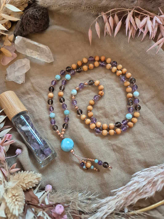 Handgemachte Mala ›Weitblick‹ aus Rauchquarz, Amethyst, Zedernholz und Larimar – für Neuausrichtung, Klarheit und geistige Weite.