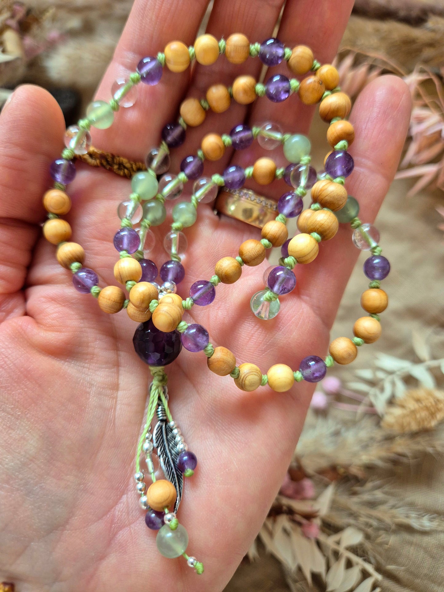 Handgemachte SPRING SOUL Mala Kette aus Amethyst, Chinajade und Bergkristall mit Feder – Edelstein Mala für Neubeginn, Balance und Leichtigkeit