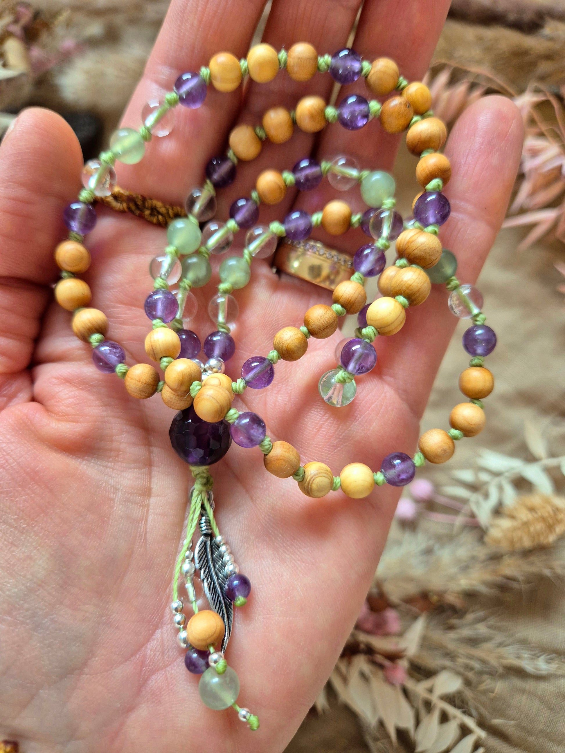 Handgemachte SPRING SOUL Mala Kette aus Amethyst, Chinajade und Bergkristall mit Feder – Edelstein Mala für Neubeginn, Balance und Leichtigkeit