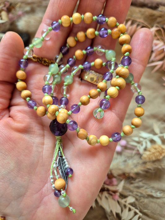 Handgemachte SPRING SOUL Mala Kette aus Amethyst, Chinajade und Bergkristall mit Feder – Edelstein Mala für Neubeginn, Balance und Leichtigkeit