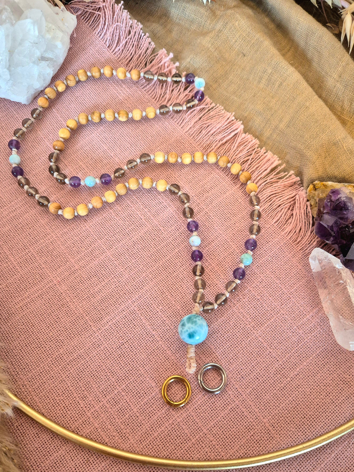 Mala „Weitblick“ – Rauchquarz, Amethyst, Zedernholz & Larimar KURZ Silber-Gold nach Wunsch