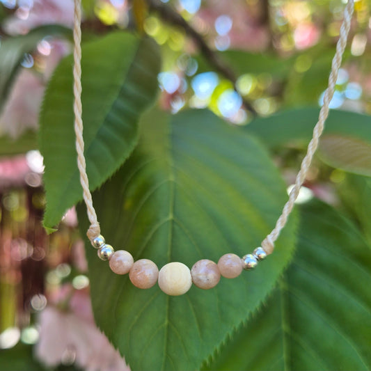 Body Diffuser Armband „Weiblichkeit“ – mit Zedernholzperle Natur-Silber