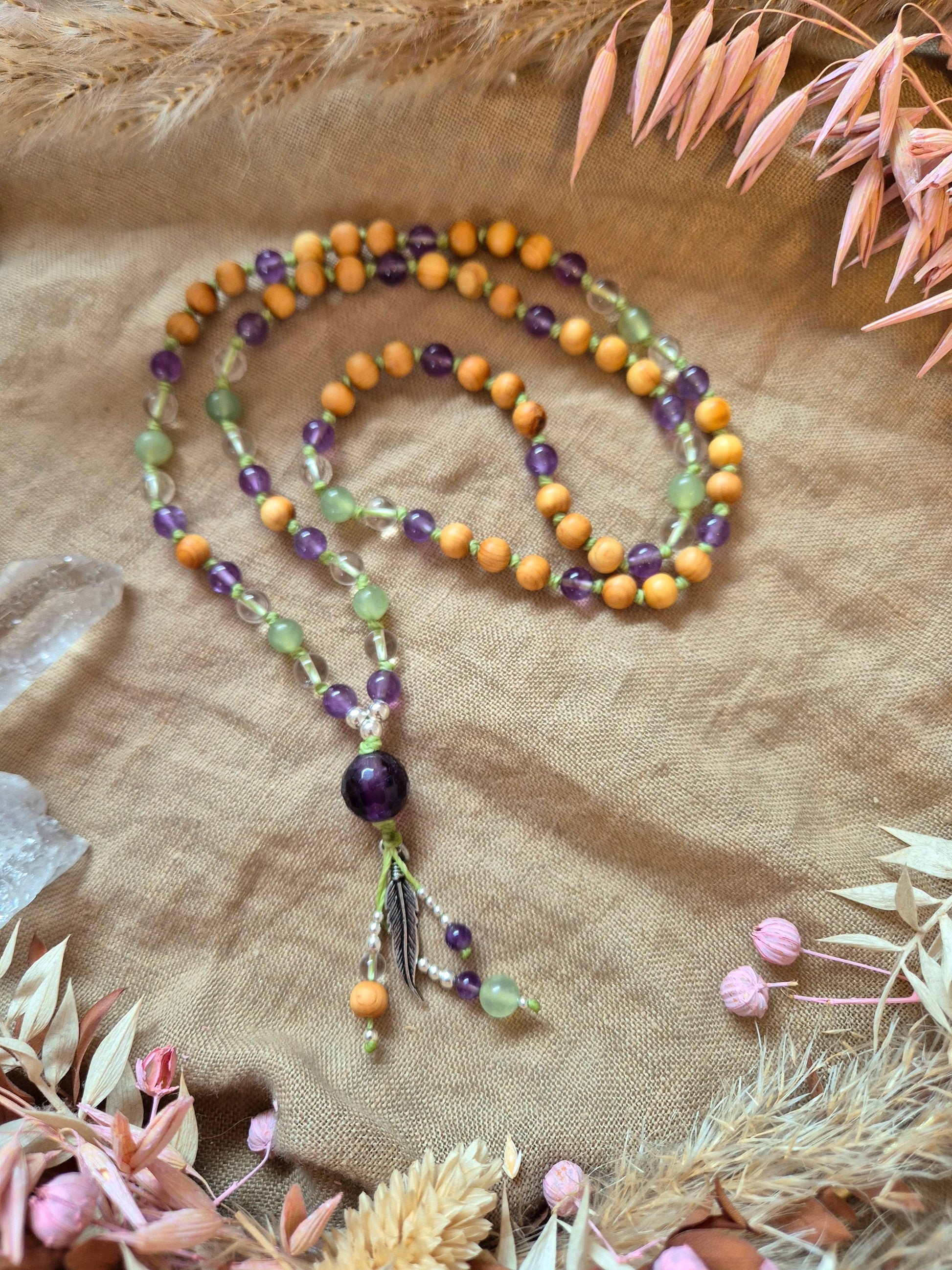 Handgemachte SPRING SOUL Mala Kette aus Amethyst, Chinajade und Bergkristall mit Feder – Edelstein Mala für Neubeginn, Balance und Leichtigkeit