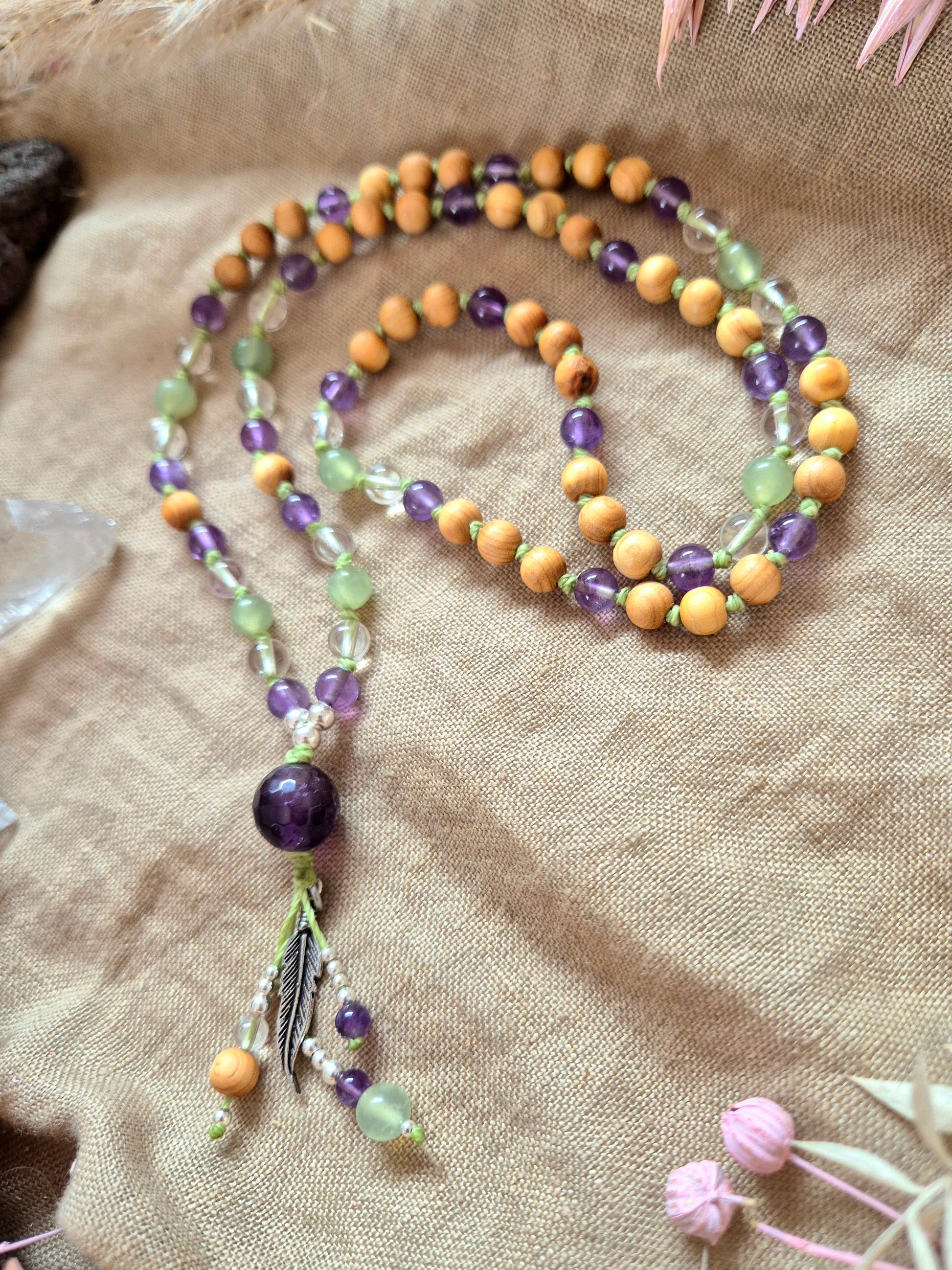 Handgemachte SPRING SOUL Mala Kette aus Amethyst, Chinajade und Bergkristall mit Feder – Edelstein Mala für Neubeginn, Balance und Leichtigkeit